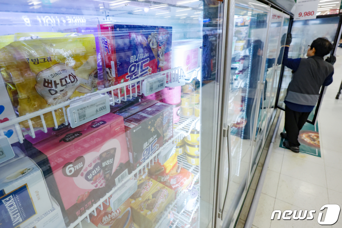 (서울=뉴스1) 민경석 기자 = 아이스크림과 우유 가격이 지난해 대비 15% 가량 오르는 등 주요 식품의 가격이 상승함에 따라 정부가 태스크포스(TF)를 꾸려 품목별 집중 관리에 …
