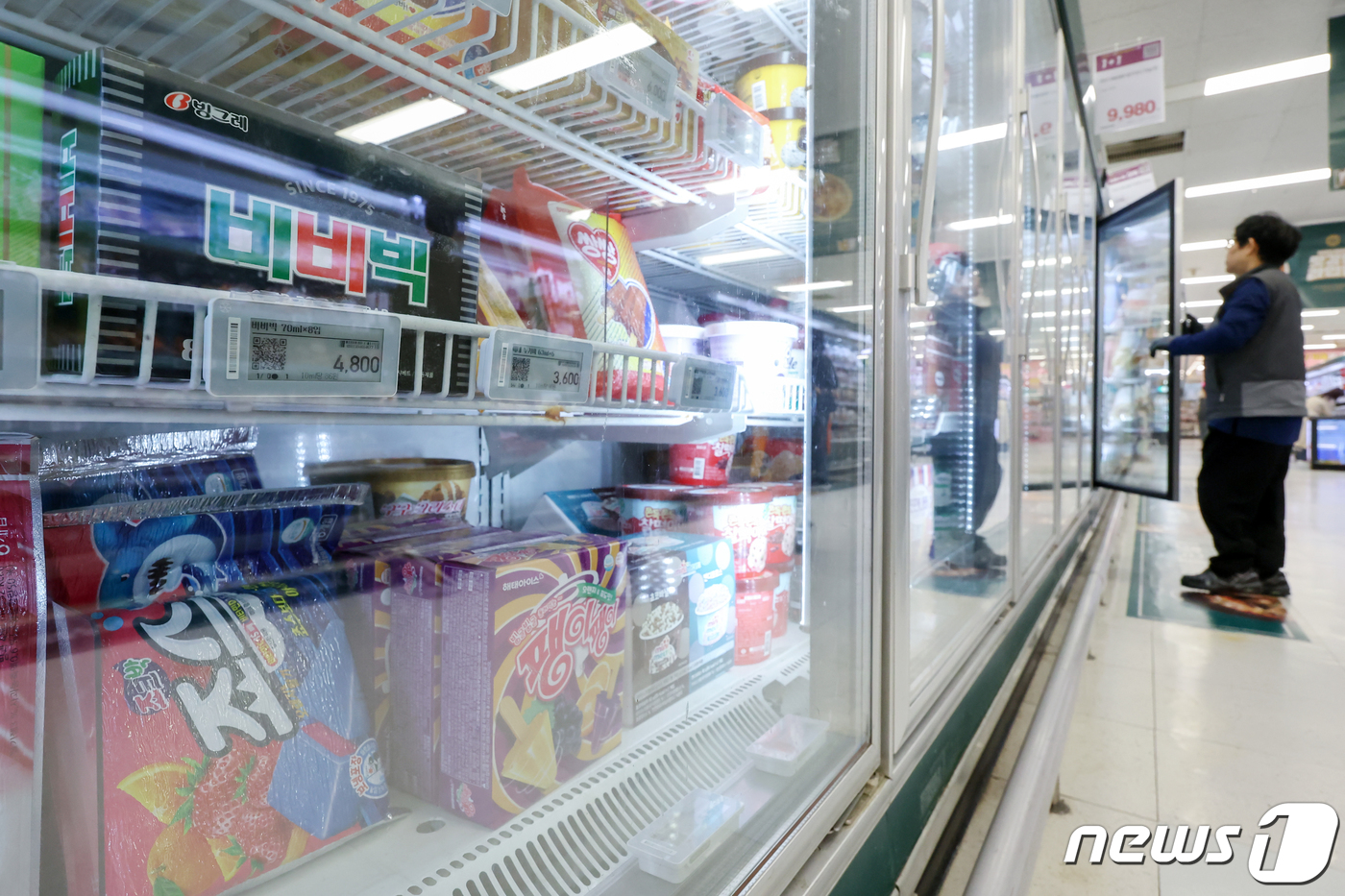 (서울=뉴스1) 민경석 기자 = 아이스크림과 우유 가격이 지난해 대비 15% 가량 오르는 등 주요 식품의 가격이 상승함에 따라 정부가 태스크포스(TF)를 꾸려 품목별 집중 관리에 …