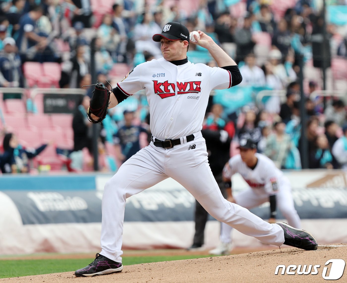 5일 오후 경기도 수원시 장안구 조원동 수원KT위즈파크에서 열린 프로야구 &#39;2023 신한은행 SOL KBO 포스트시즌&#39; 플레이오프 5차전 kt 위즈와 NC 다이노스의 경기, kt 선발 벤자민이 1회초 등판해 힘차게 공을 던지고 있다. 2023.11.5/뉴스1 ⓒ News1 김진환 기자