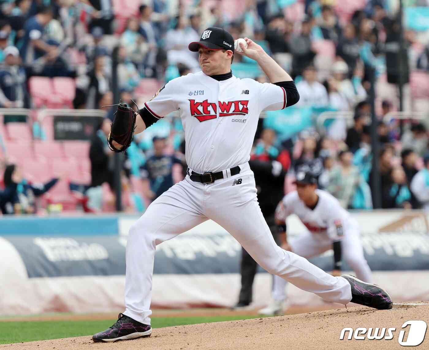 5일 오후 경기도 수원시 장안구 조원동 수원KT위즈파크에서 열린 프로야구 '2023 신한은행 SOL KBO 포스트시즌' 플레이오프 5차전 kt 위즈와 NC 다이노스의 경기, kt 선발 벤자민이 1회초 등판해 힘차게 공을 던지고 있다. 2023.11.5/뉴스1 © News1 김진환 기자