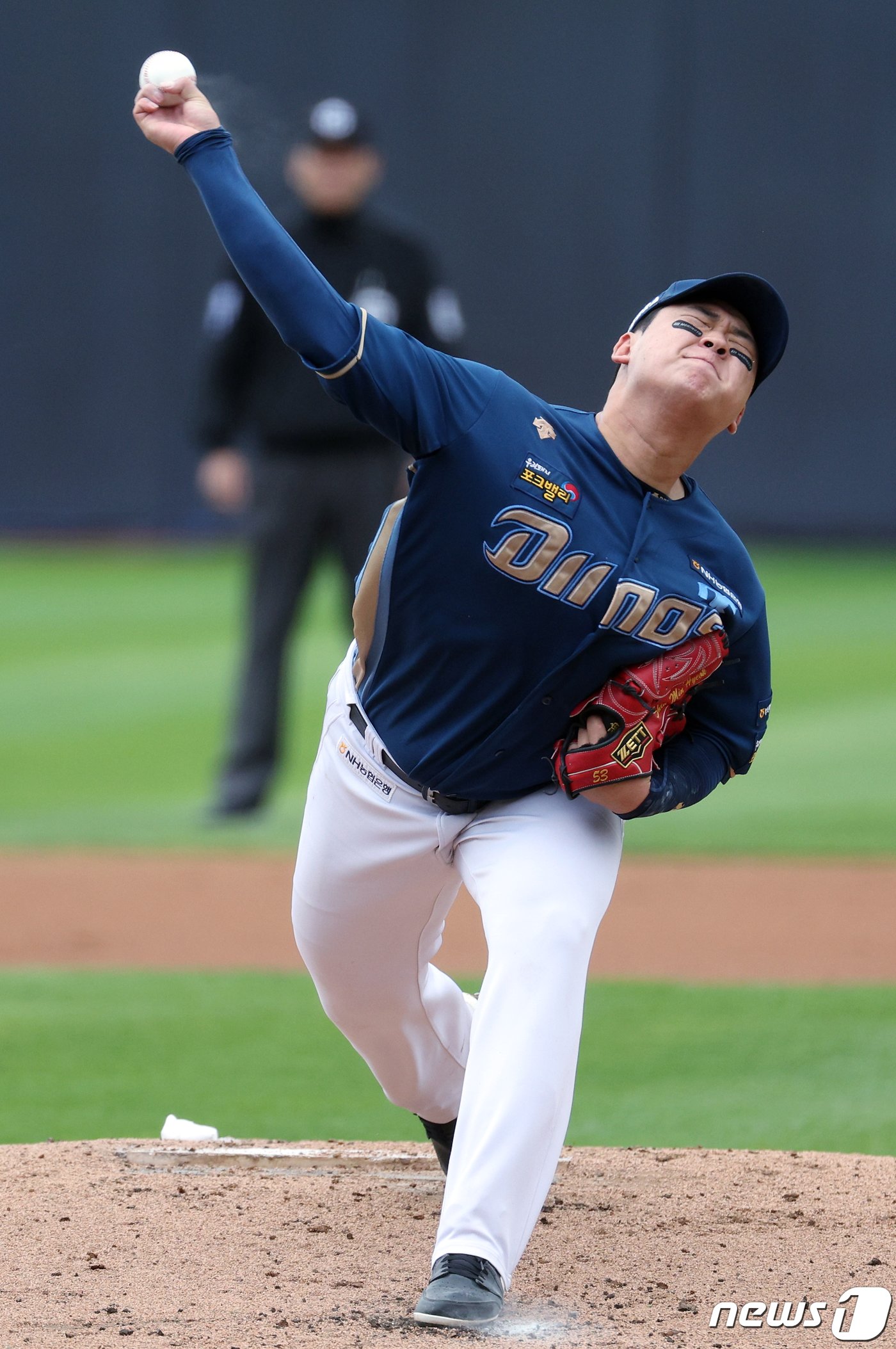 NC 다이노스 선발 신민혁이 5일 오후 경기도 수원시 장안구 조원동 수원KT위즈파크에서 열린 프로야구 &#39;2023 신한은행 SOL KBO 포스트시즌&#39; 플레이오프 5차전 kt 위즈와 NC 다이노스의 경기에서 역투하고 있다. 2023.11.5/뉴스1 ⓒ News1 박정호 기자