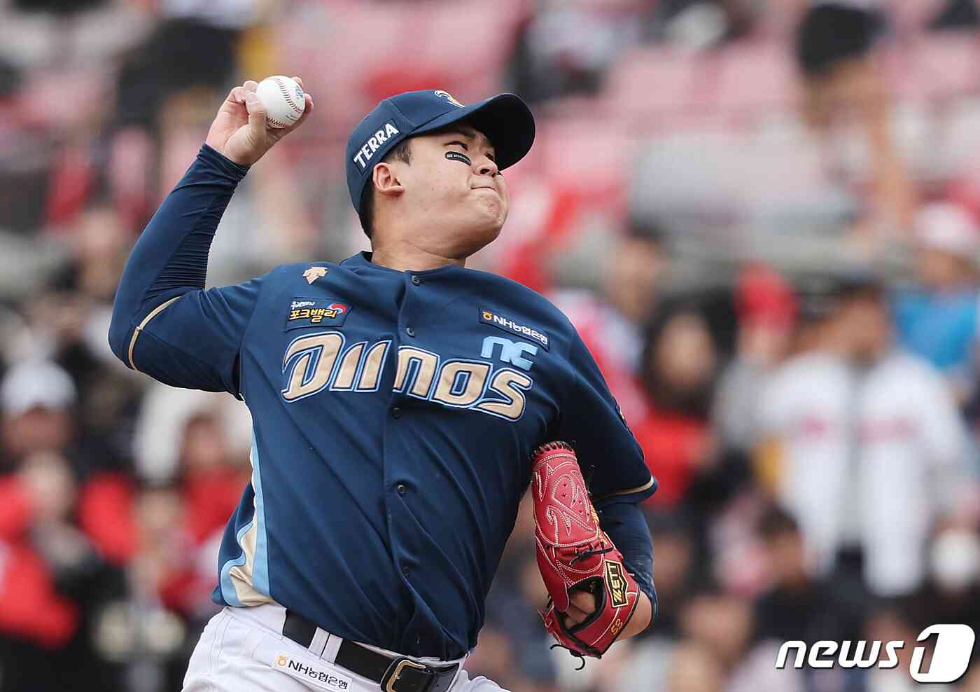 5일 오후 경기도 수원시 장안구 수원KT위즈파크에서 열린 프로야구 '2023 신한은행 SOL KBO 포스트시즌' 플레이오프 5차전 kt 위즈와 NC 다이노스의 경기에서 NC 선발 신민혁이 역투를 하고 있다 . 2023.11.5/뉴스1 © News1 이재명 기자