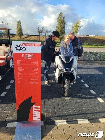 본문 이미지 -  박천일 대동모빌리티 LM사업본부장이 2023 카이오티 총판 대회 야외 전시장에서 총판사 대표들에게 GS-100을 소개하고 있다. ⓒNews1 김민석 기자