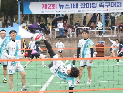 뜬공을 다루는 족구, 안축차기만 잘해도 초보 탈출 [100세 운동법]