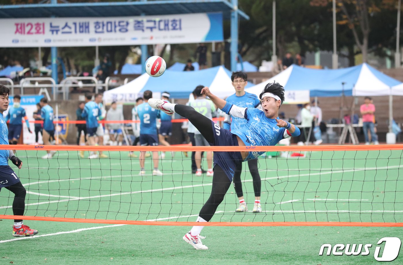 본문 이미지 - 5일 오전 광주 첨단체육공원에서 열린 제2회 광주·전남 족구인 한마당 대회에서 선수들이 힘찬 공격을 하고 있다. 2023.11.05/뉴스1 ⓒ News1 김태성 기자