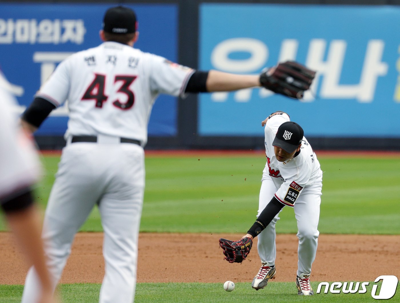 5일 오후 경기도 수원시 장안구 조원동 수원KT위즈파크에서 열린 프로야구 &#39;2023 신한은행 SOL KBO 포스트시즌&#39; 플레이오프 5차전 kt 위즈와 NC 다이노스의 경기 3회초 1사 주자 1루 상황 kt 김상수가 NC 김주원의 내야 땅볼을 놓치고 있다. 2023.11.5/뉴스1 ⓒ News1 박정호 기자