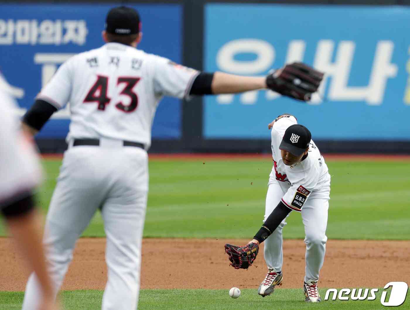 5일 오후 경기도 수원시 장안구 조원동 수원KT위즈파크에서 열린 프로야구 '2023 신한은행 SOL KBO 포스트시즌' 플레이오프 5차전 kt 위즈와 NC 다이노스의 경기 3회초 1사 주자 1루 상황 kt 김상수가 NC 김주원의 내야 땅볼을 놓치고 있다. 2023.11.5/뉴스1 © News1 박정호 기자