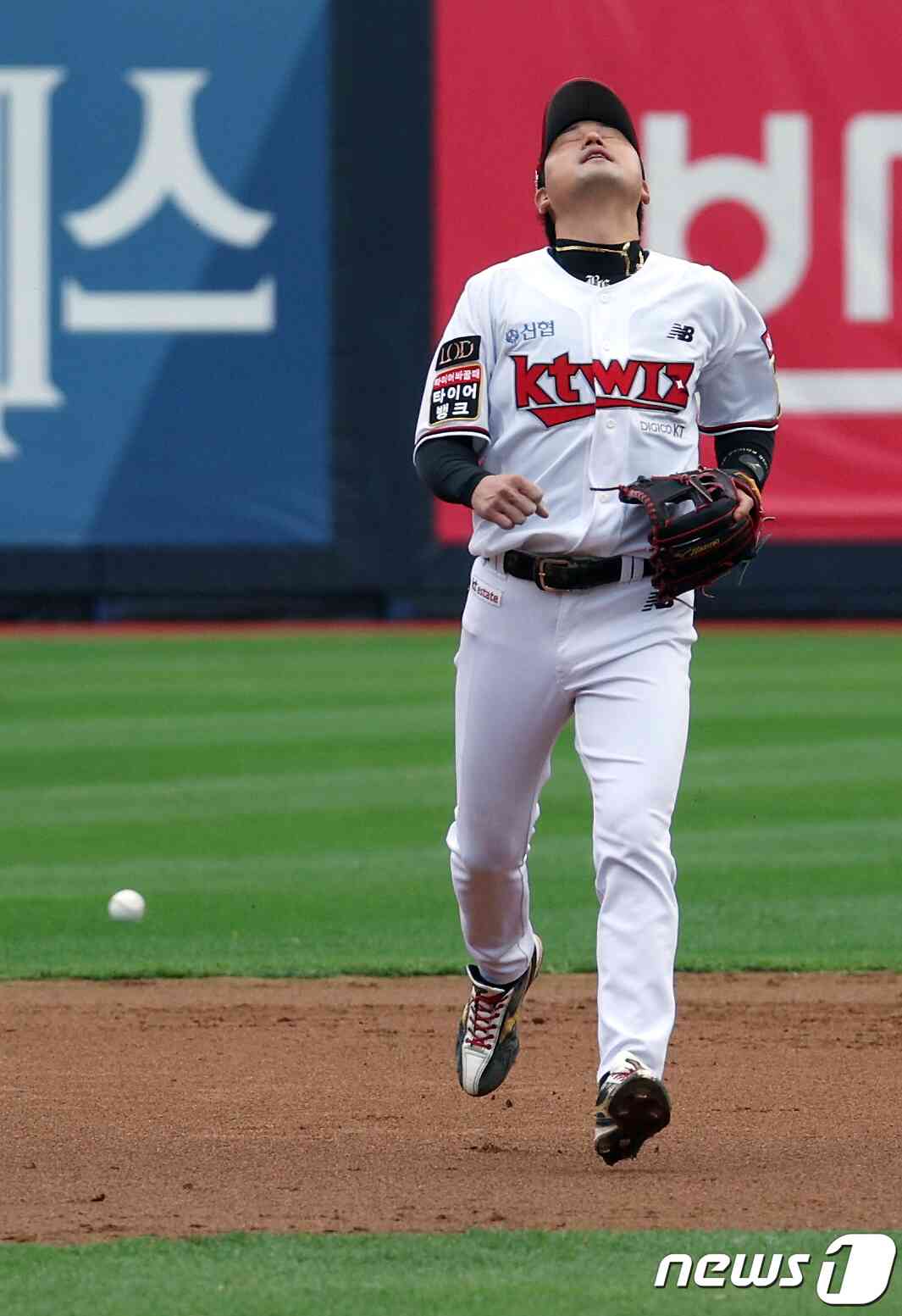 5일 오후 경기도 수원시 장안구 조원동 수원KT위즈파크에서 열린 프로야구 '2023 신한은행 SOL KBO 포스트시즌' 플레이오프 5차전 kt 위즈와 NC 다이노스의 경기 3회초 1사 주자 없는 상황에 kt 김상수가 NC 김형준의 내야땅볼을 놓치고 있다. 2023.11.5/뉴스1 © News1 박정호 기자
