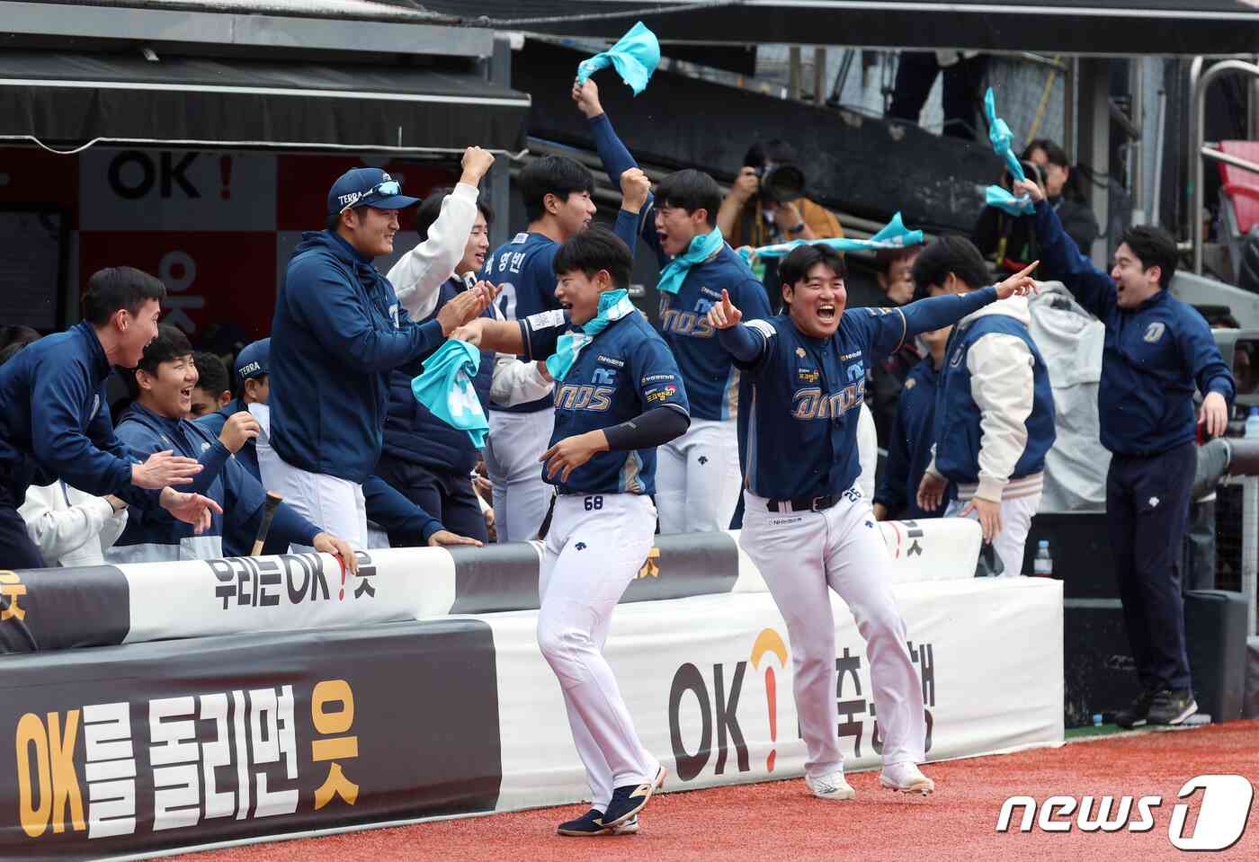 5일 오후 경기도 수원시 장안구 조원동 수원KT위즈파크에서 열린 프로야구 '2023 신한은행 SOL KBO 포스트시즌' 플레이오프 5차전 kt 위즈와 NC 다이노스의 경기 3회초 1사 주자 만루 상황 NC 서호철 희생플라이에 3루 주자 김형준이 홈을 밟자 NC 선수들이 기뻐하고 있다. 2023.11.5/뉴스1 © News1 박정호 기자