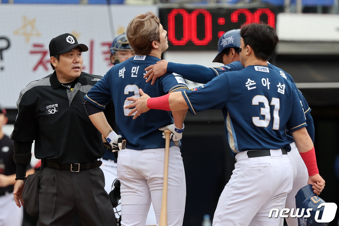 5일 오후 경기도 수원시 장안구 조원동 수원KT위즈파크에서 열린 프로야구 &#39;2023 신한은행 SOL KBO 포스트시즌&#39; 플레이오프 5차전 kt 위즈와 NC 다이노스의 경기, NC 이종욱 코치와 손아섭이 3회초 2사 1,3루에서 삼진 판정을 받은 뒤 박근영 구심에게 어필하는 박민우를 말리고 있다. 2023.11.5/뉴스1 ⓒ News1 김진환 기자