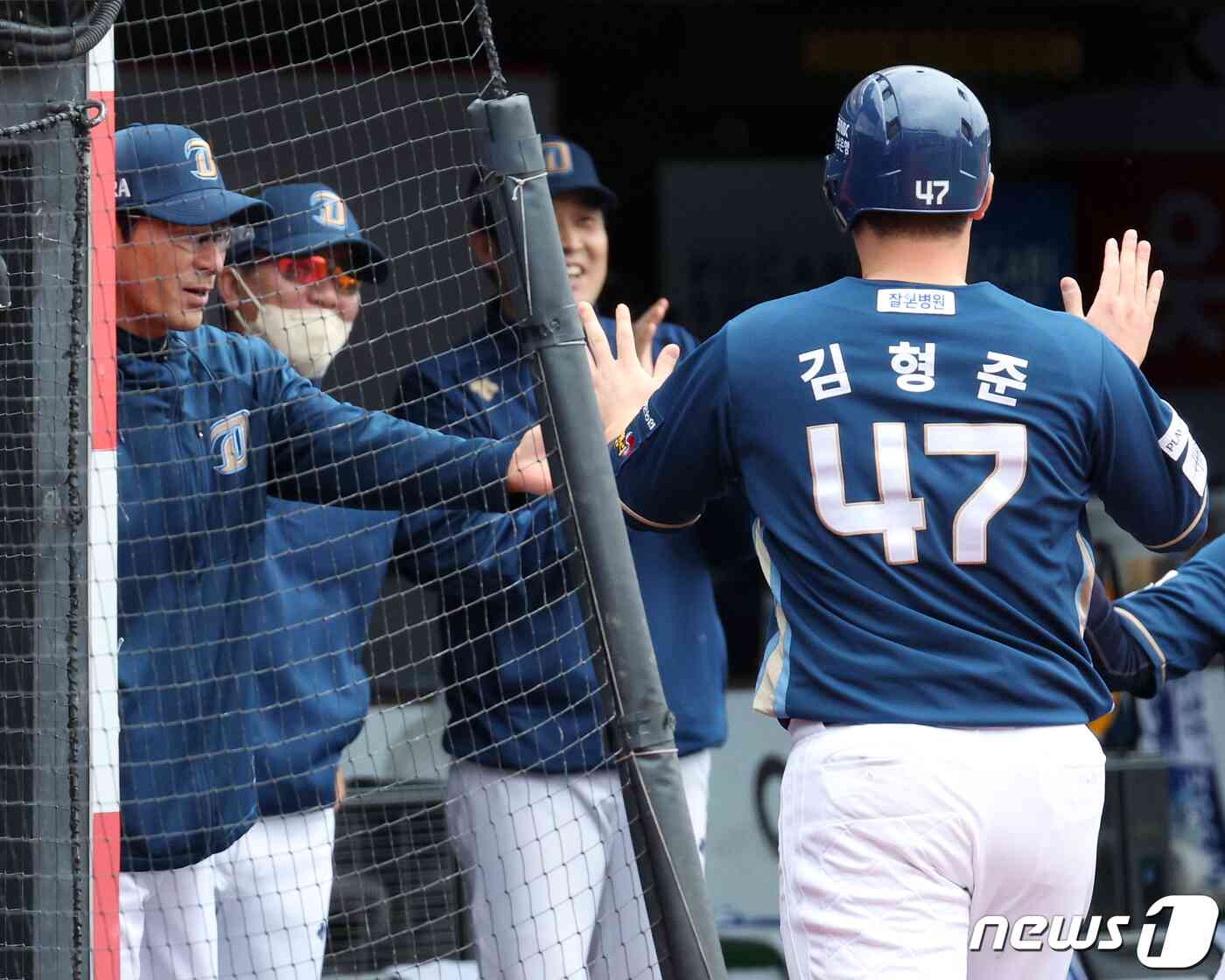 5일 오후 경기도 수원시 장안구 조원동 수원KT위즈파크에서 열린 프로야구 '2023 신한은행 SOL KBO 포스트시즌' 플레이오프 5차전 kt 위즈와 NC 다이노스의 경기 3회초 1사 주자 만루 상황 NC 서호철 희생플라이에 홈을 밟은 3루 주자 김형준이 더그아웃으로 들어가며 강인권 감독의 환영을 받고 있다. 2023.11.5/뉴스1 © News1 박정호 기자