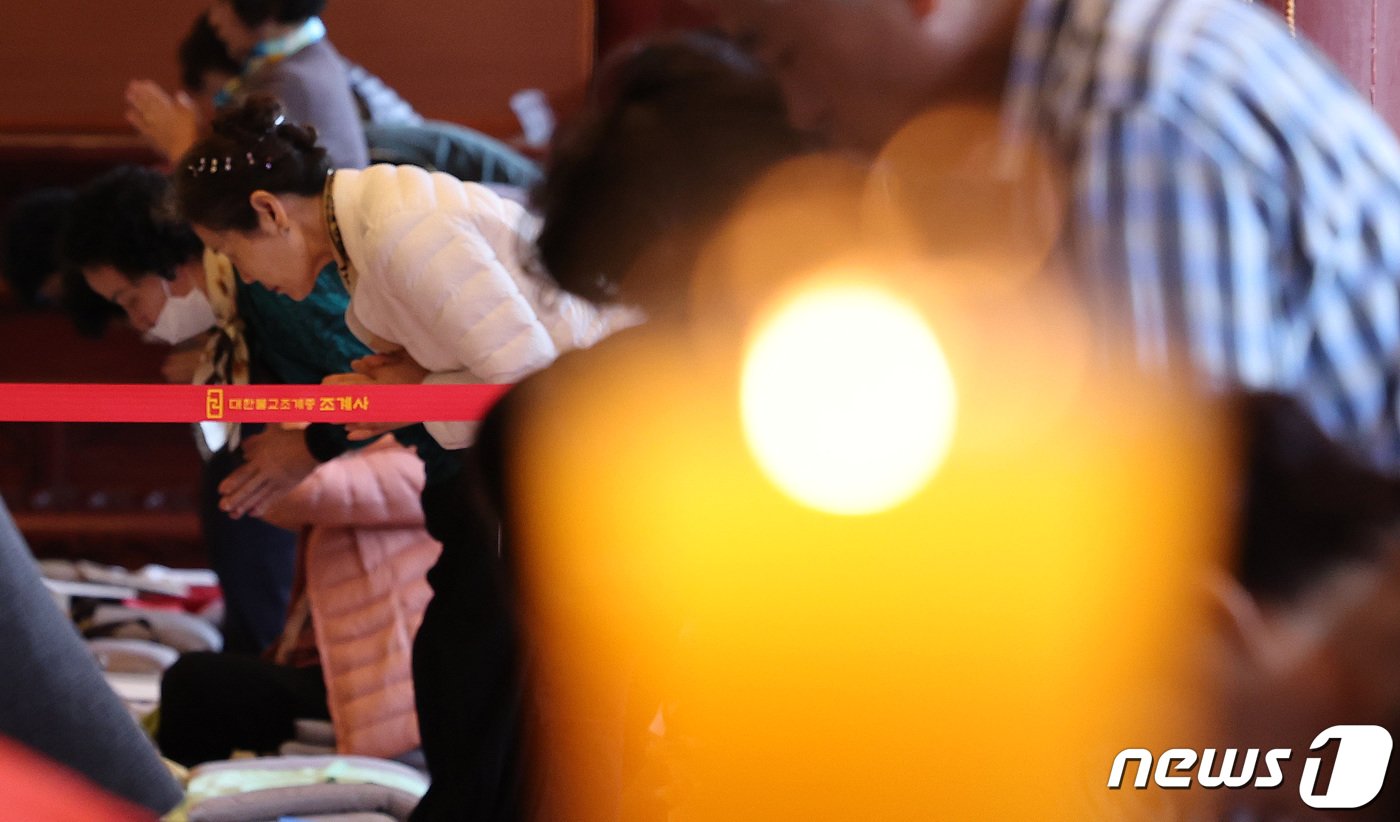 본문 이미지 - 2024학년도 대학수학능력시험을 앞둔 5일 서울 종로구 조계사에서 불자들이 자녀 및 손자 손녀의 학업성취 기도를 하고 있다. 2023.11.5/뉴스1 ⓒ News1 박지혜 기자