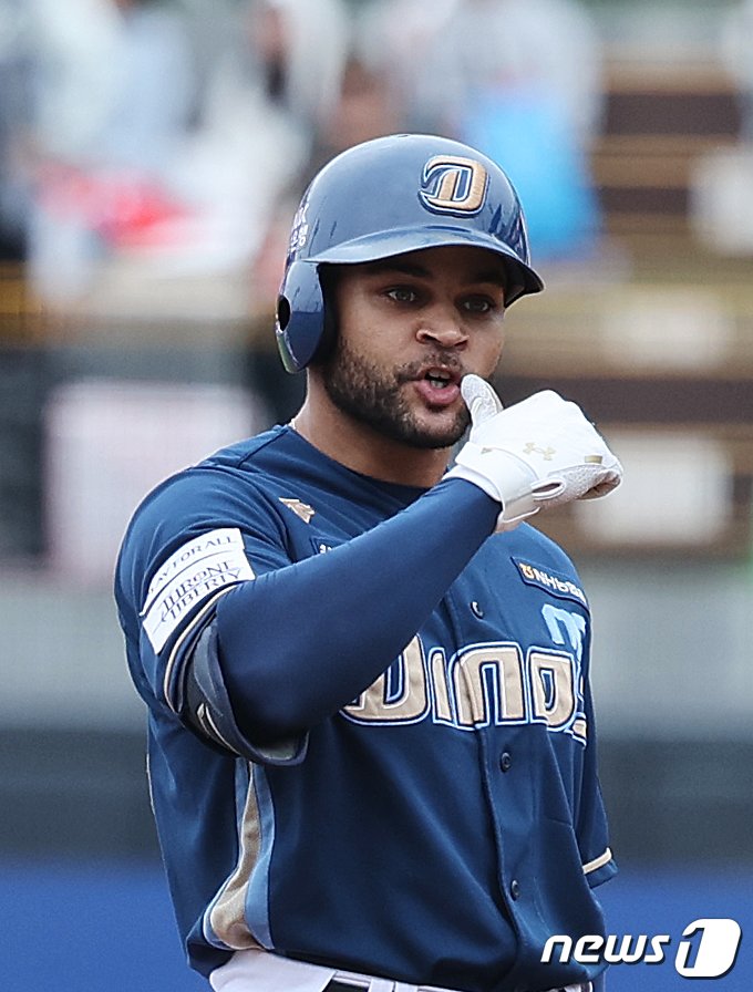본문 이미지 - 5일 오후 경기도 수원시 장안구 수원KT위즈파크에서 열린 프로야구 '2023 신한은행 SOL KBO 포스트시즌' 플레이오프 5차전 kt 위즈와 NC 다이노스의 경기, 4회초 2사 주자없는 상황, 2루타를 친 NC 마틴이 세리머니를 하고 있다. 2023.11.5/뉴스1 ⓒ News1 이재명 기자