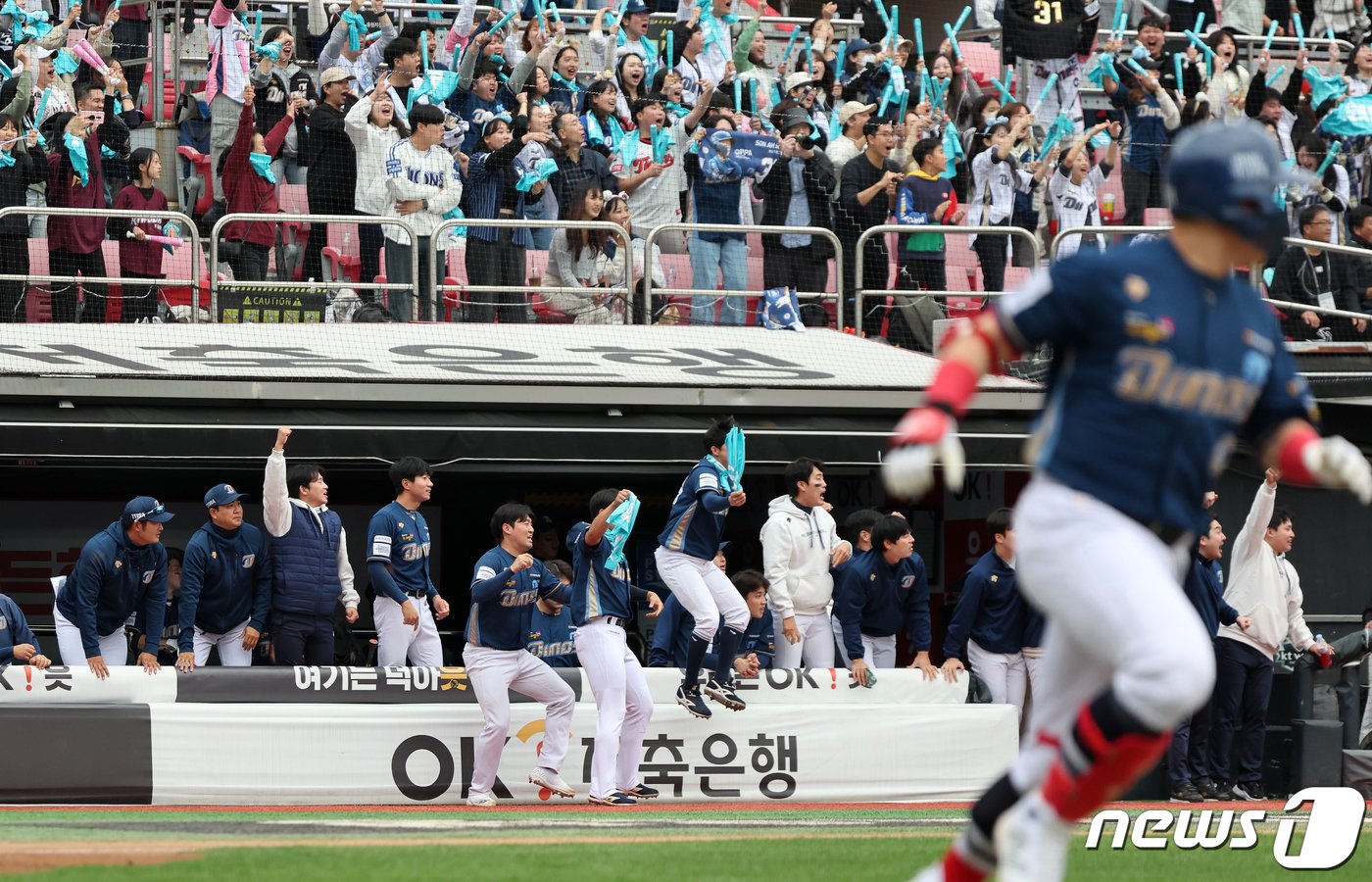 5일 오후 경기도 수원시 장안구 조원동 수원KT위즈파크에서 열린 프로야구 &#39;2023 신한은행 SOL KBO 포스트시즌&#39; 플레이오프 5차전 kt 위즈와 NC 다이노스의 경기, 3루 NC 응원단과 더그아웃 선수들이 3회초 1사 1,2루에서 손아섭의 안타가 나오자 환호하고 있다. 2023.11.5/뉴스1 ⓒ News1 김진환 기자