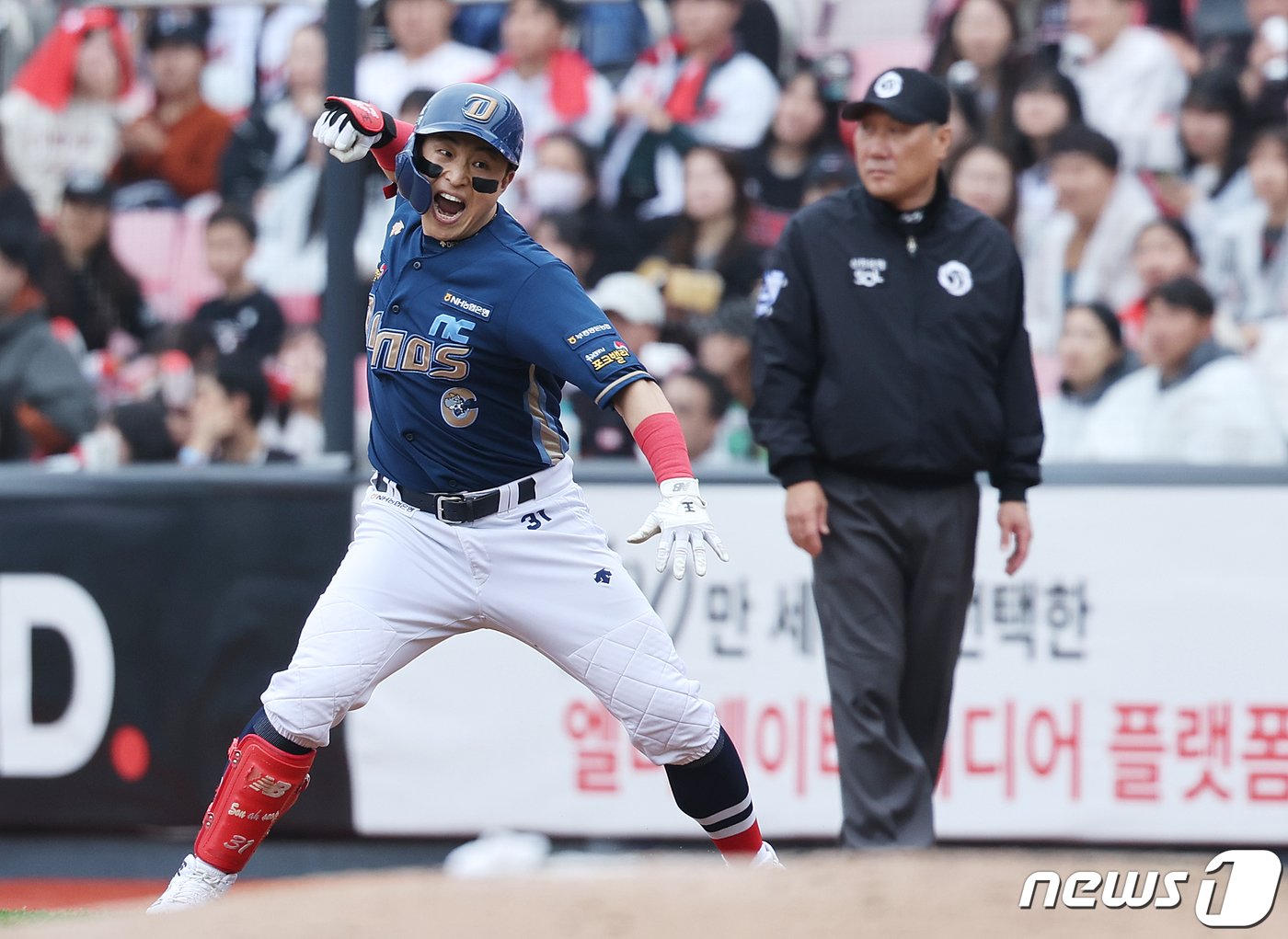 5일 오후 경기도 수원시 장안구 수원KT위즈파크에서 열린 프로야구 &#39;2023 신한은행 SOL KBO 포스트시즌&#39; 플레이오프 5차전 kt 위즈와 NC 다이노스의 경기, 5회초 1사 3루 상황, NC 손아섭이 적시타를 친 후 기뻐하고 있다. 2023.11.5/뉴스1 ⓒ News1 이재명 기자