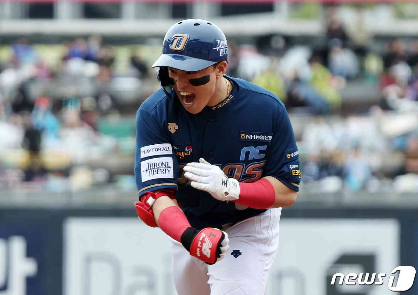 5일 오후 경기도 수원시 장안구 조원동 수원KT위즈파크에서 열린 프로야구 '2023 신한은행 SOL KBO 포스트시즌' 플레이오프 5차전 kt 위즈와 NC 다이노스의 경기, NC 손아섭이 5회초 1사 3루에서 적시타를 친 뒤 포효하고 있다. 2023.11.5/뉴스1 © News1 김진환 기자