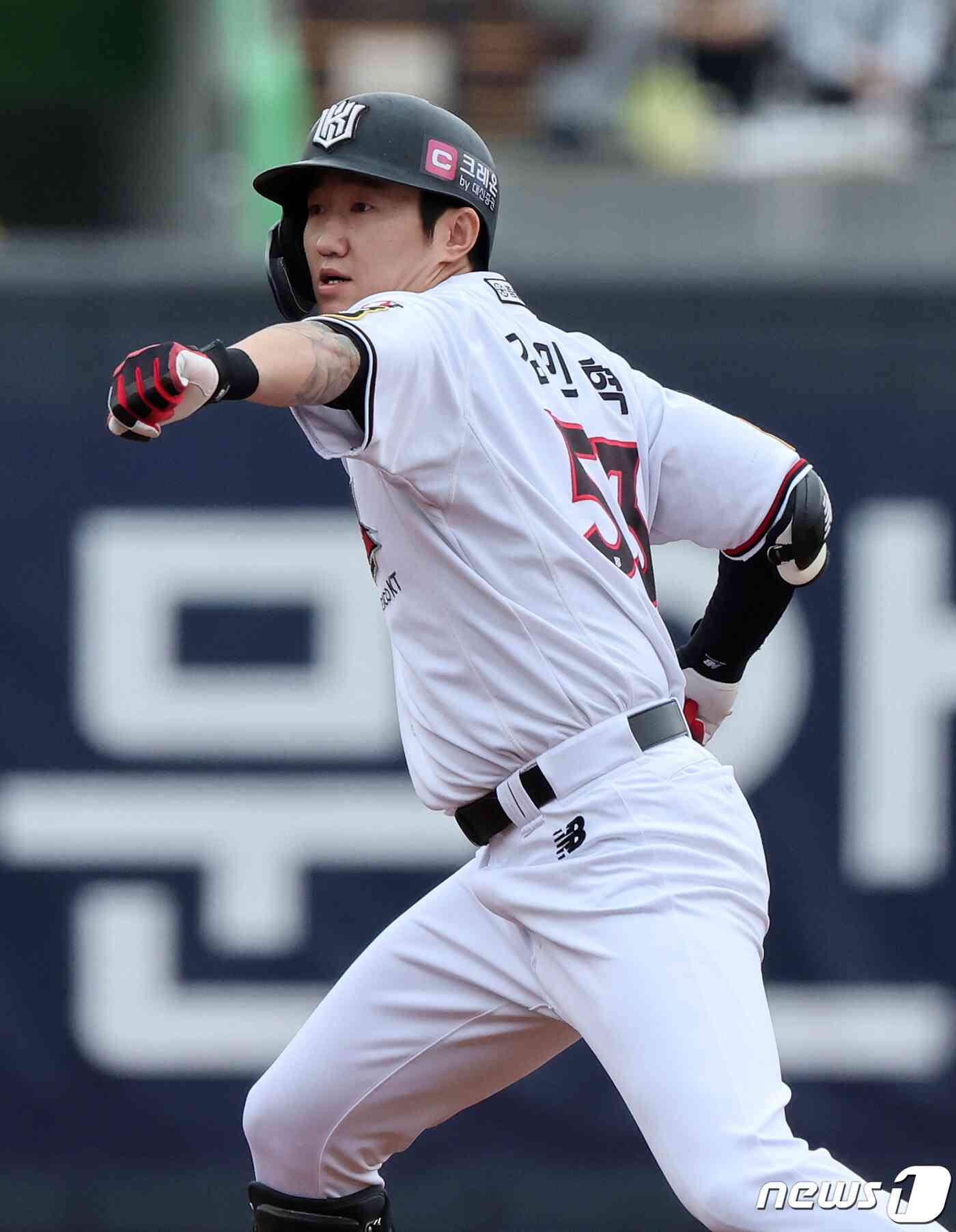 5일 오후 경기도 수원시 장안구 조원동 수원KT위즈파크에서 열린 프로야구 '2023 신한은행 SOL KBO 포스트시즌' 플레이오프 5차전 kt 위즈와 NC 다이노스의 경기, kt 김민혁이 5회말 1사 1,3루에서 동점을 만드는 2타점 2루타를 친 뒤 포효하고 있다. 2023.11.5/뉴스1 © News1 김진환 기자