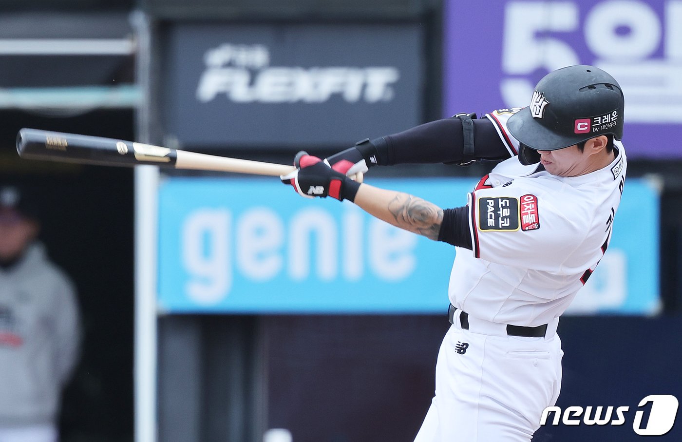 5일 오후 경기도 수원시 장안구 수원KT위즈파크에서 열린 프로야구 &#39;2023 신한은행 SOL KBO 포스트시즌&#39; 플레이오프 5차전 kt 위즈와 NC 다이노스의 경기, 5회말 1사 1,3루 상황, kt 김민혁이 적시타를 치고 있다. 2023.11.5/뉴스1 ⓒ News1 이재명 기자