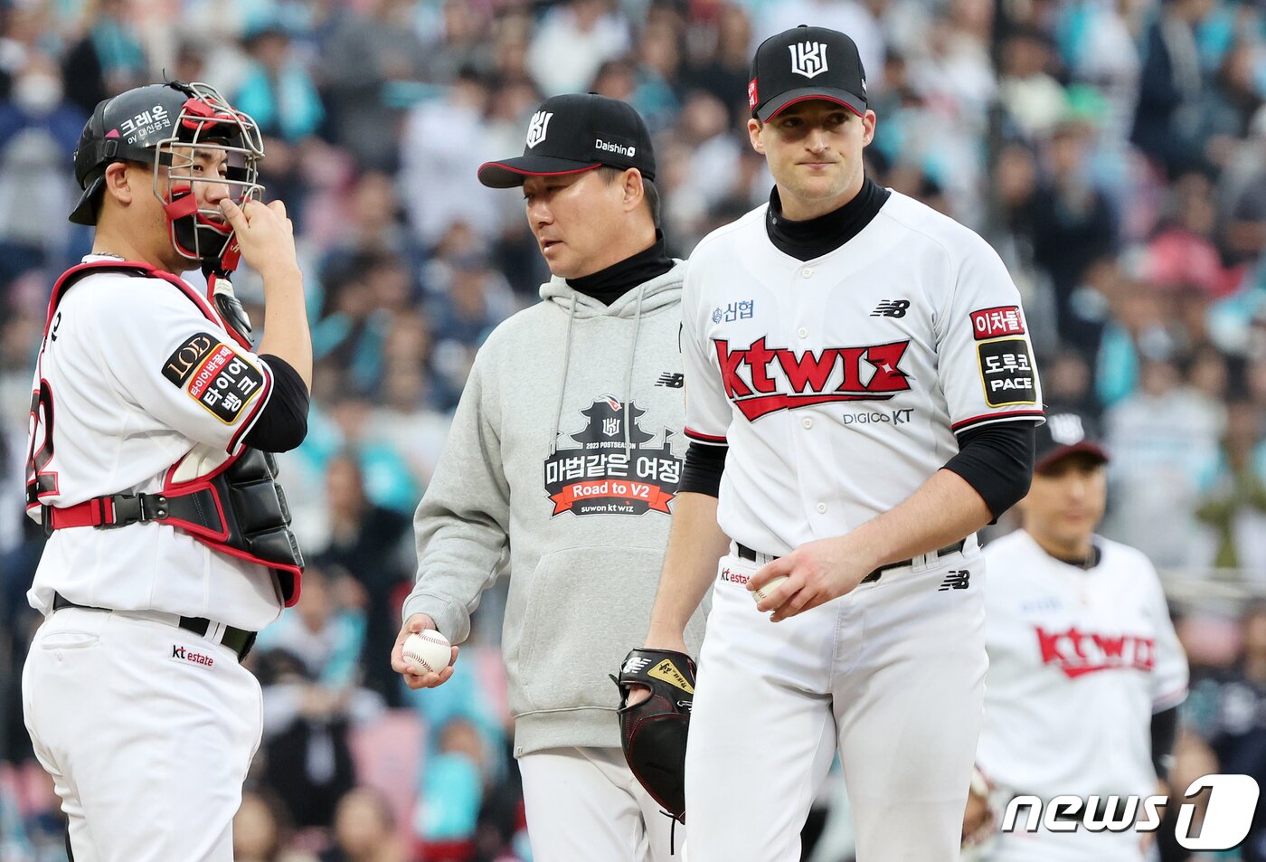 본문 이미지 - 5일 오후 경기도 수원시 장안구 조원동 수원KT위즈파크에서 열린 프로야구 &#39;2023 신한은행 SOL KBO 포스트시즌&#39; 플레이오프 5차전 kt 위즈와 NC 다이노스의 경기, kt 선발 벤자민이 6회초 무사 1루 상황 교체되고 있다. 2023.11.5/뉴스1 ⓒ News1 김진환 기자