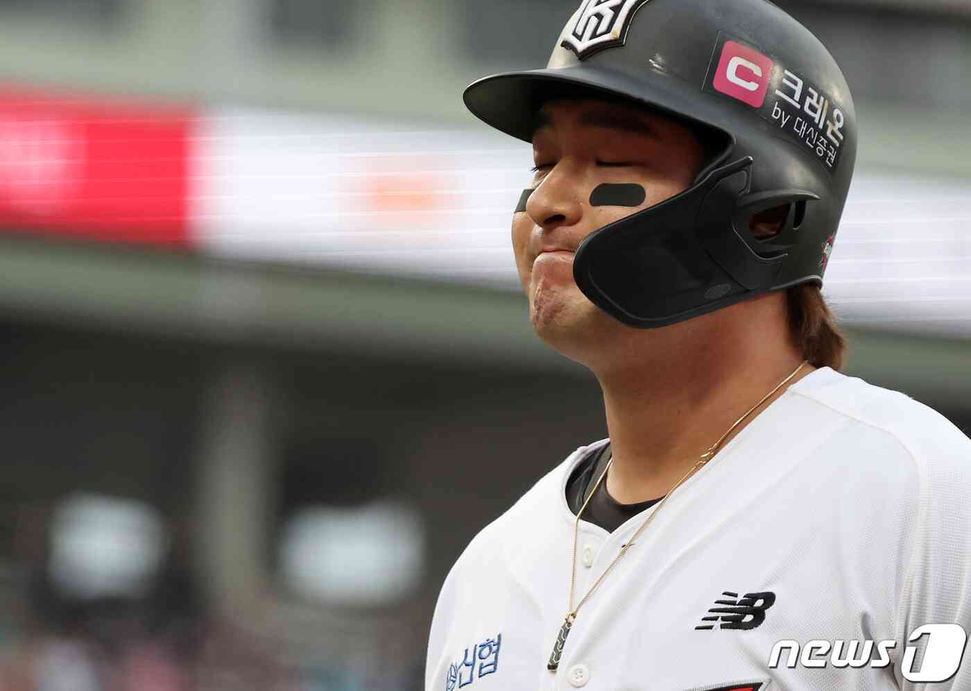 5일 오후 경기도 수원시 장안구 조원동 수원KT위즈파크에서 열린 프로야구 '2023 신한은행 SOL KBO 포스트시즌' 플레이오프 5차전 kt 위즈와 NC 다이노스의 경기, kt 박병호가 6회말 무사 만루에서 타점을 만드는 병살타를 친 뒤 아쉬워하며 더그아웃으로 향하고 있다. 2023.11.5/뉴스1 © News1 김진환 기자