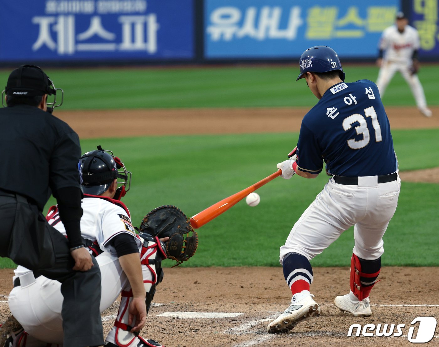 5일 오후 경기도 수원시 장안구 조원동 수원KT위즈파크에서 열린 프로야구 &#39;2023 신한은행 SOL KBO 포스트시즌&#39; 플레이오프 5차전 kt 위즈와 NC 다이노스의 경기 7회초 2사 주자 없는 상황 NC 손아섭이 2루타를 때리고 있다. 2023.11.5/뉴스1 ⓒ News1 박정호 기자