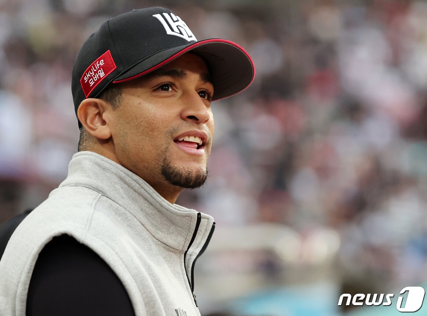 본문 이미지 - 5일 오후 경기도 수원시 장안구 조원동 수원KT위즈파크에서 열린 프로야구 '2023 신한은행 SOL KBO 포스트시즌' 플레이오프 5차전 kt 위즈와 NC 다이노스의 경기, kt 외국인 투수 쿠에바스가 7회초 더그아웃에서 동료들을 응원하고 있다. 2023.11.5/뉴스1 ⓒ News1 김진환 기자