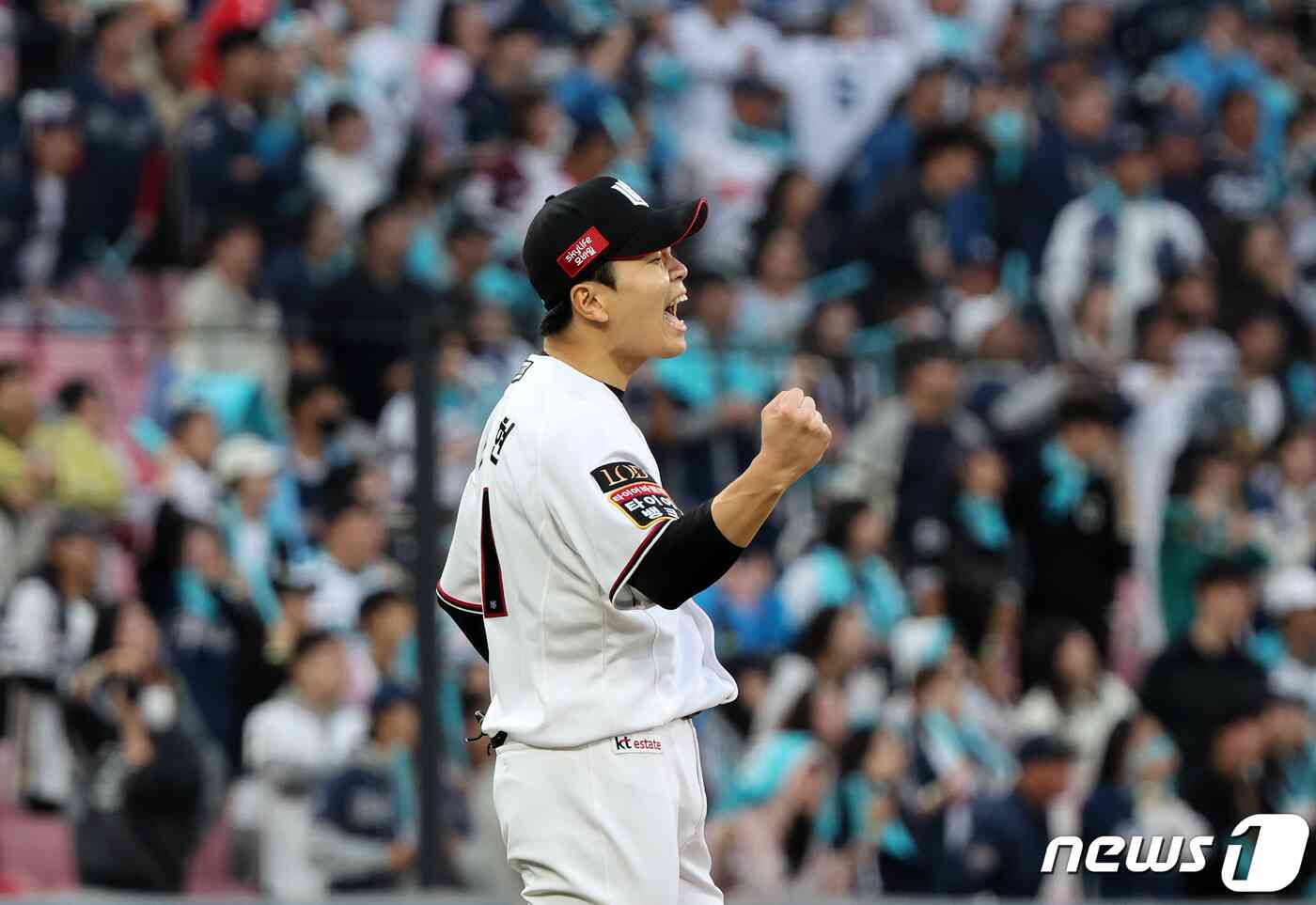 5일 오후 경기도 수원시 장안구 조원동 수원KT위즈파크에서 열린 프로야구 '2023 신한은행 SOL KBO 포스트시즌' 플레이오프 5차전 kt 위즈와 NC 다이노스의 경기, kt 손동현이 7회초 2사 2루에서 실점 없이 이닝을 마친 뒤 포효하고 있다. 2023.11.5/뉴스1 © News1 김진환 기자