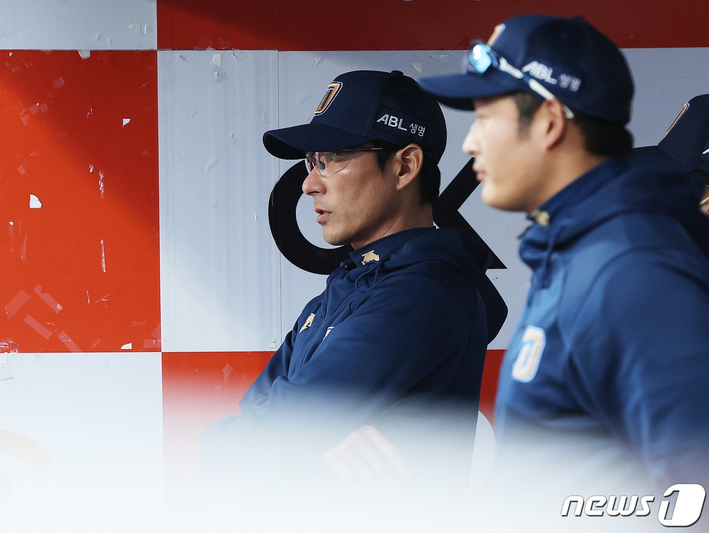 본문 이미지 - 5일 오후 경기도 수원시 장안구 수원KT위즈파크에서 열린 프로야구 '2023 신한은행 SOL KBO 포스트시즌' 플레이오프 5차전 kt 위즈와 NC 다이노스의 경기, 강인권 NC 감독이 경기를 지켜보고 있다. 2023.11.5/뉴스1 ⓒ News1 이재명 기자