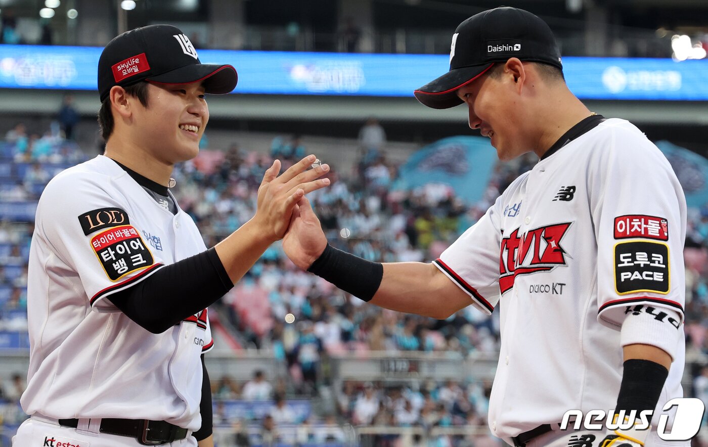 본문 이미지 - 5일 오후 경기도 수원시 장안구 조원동 수원KT위즈파크에서 열린 프로야구 '2023 신한은행 SOL KBO 포스트시즌' 플레이오프 5차전 kt 위즈와 NC 다이노스의 경기, kt 박영현이 8회초 등판해 실점 없이 이닝을 마친 뒤 배정대와 기쁨을 나누고 있다. 2023.11.5/뉴스1 ⓒ News1 김진환 기자