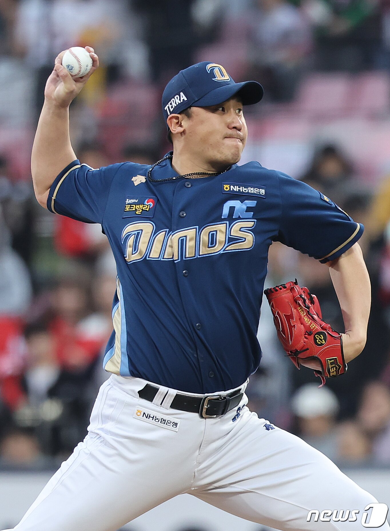 본문 이미지 - 5일 오후 경기도 수원시 장안구 수원KT위즈파크에서 열린 프로야구 '2023 신한은행 SOL KBO 포스트시즌' 플레이오프 5차전 kt 위즈와 NC 다이노스의 경기에서 8회말 등판한 NC 이용찬이 역투를 하고 있다. 2023.11.5/뉴스1 ⓒ News1 이재명 기자