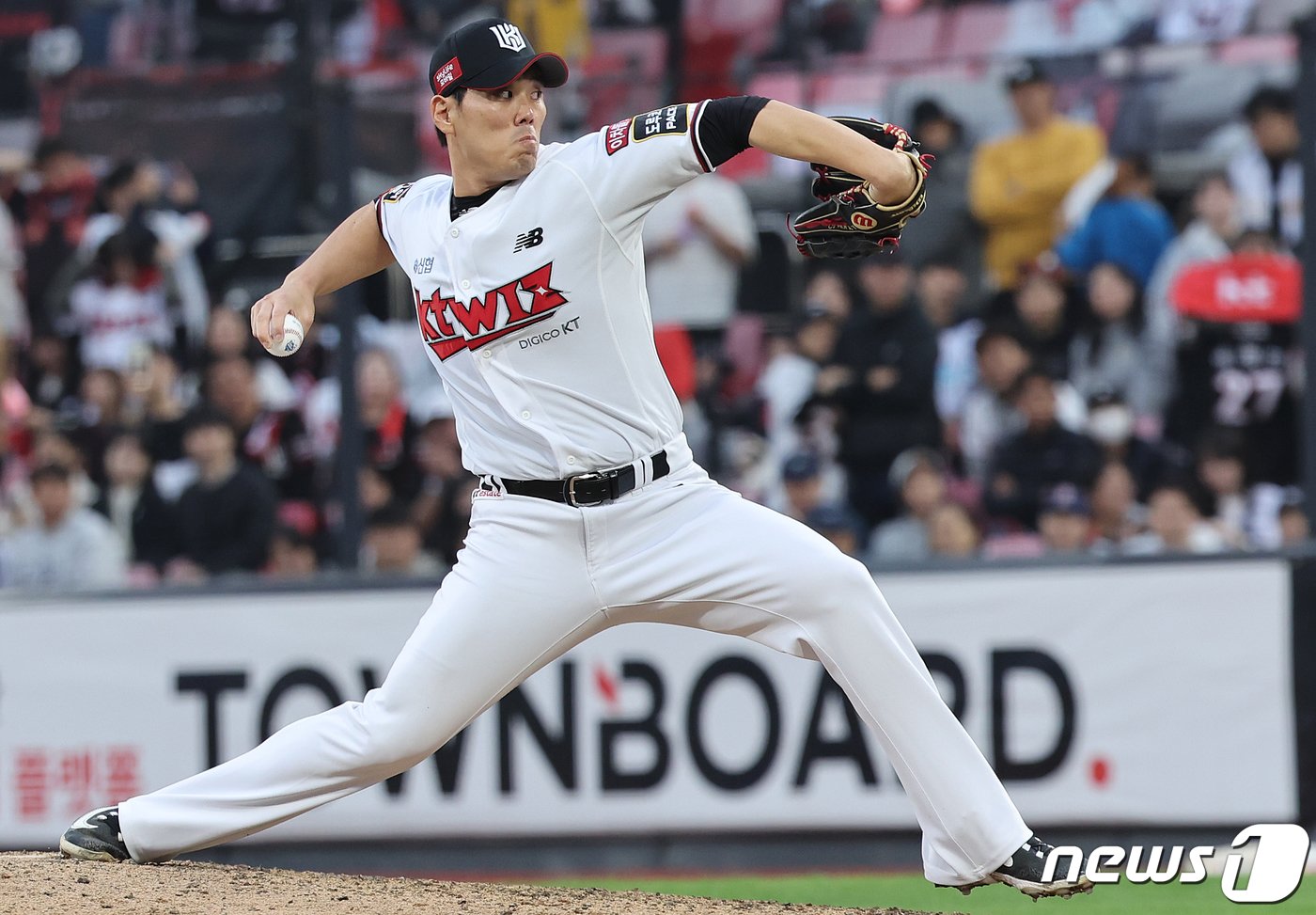 5일 오후 경기도 수원시 장안구 수원KT위즈파크에서 열린 프로야구 &#39;2023 신한은행 SOL KBO 포스트시즌&#39; 플레이오프 5차전 kt 위즈와 NC 다이노스의 경기 9회초 등판한 kt 김재윤이 역투하고 있다. 2023.11.5/뉴스1 ⓒ News1 이재명 기자