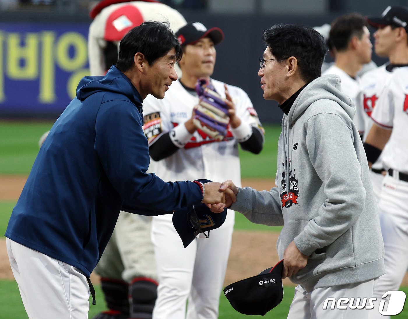 5일 오후 경기도 수원시 장안구 조원동 수원KT위즈파크에서 열린 프로야구 &#39;2023 신한은행 SOL KBO 포스트시즌&#39; 플레이오프 5차전 kt 위즈와 NC 다이노스의 경기에서 승리하며 한국시리즈 진출을 확정지은 kt 이강철 감독이 NC 강인권 감독과 인사를 나누고 있다. 2023.11.5/뉴스1 ⓒ News1 박정호 기자