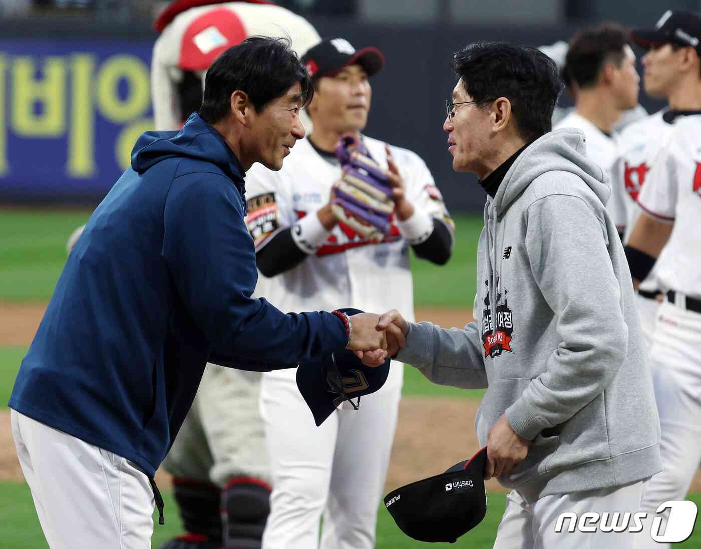 5일 오후 경기도 수원시 장안구 조원동 수원KT위즈파크에서 열린 프로야구 '2023 신한은행 SOL KBO 포스트시즌' 플레이오프 5차전 kt 위즈와 NC 다이노스의 경기에서 승리하며 한국시리즈 진출을 확정지은 kt 이강철 감독이 NC 강인권 감독과 인사를 나누고 있다. 2023.11.5/뉴스1 © News1 박정호 기자
