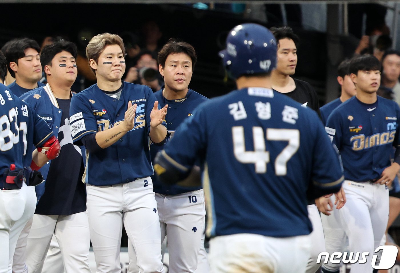 5일 오후 경기도 수원시 장안구 조원동 수원KT위즈파크에서 열린 프로야구 &#39;2023 신한은행 SOL KBO 포스트시즌&#39; 플레이오프 5차전 kt 위즈와 NC 다이노스의 경기, 2대3 패배하며 한국시리즈 진출이 좌절된 NC 박민우가 kt 선수들을 향해 손뼉을 치고 있다. 2023.11.5/뉴스1 ⓒ News1 김진환 기자