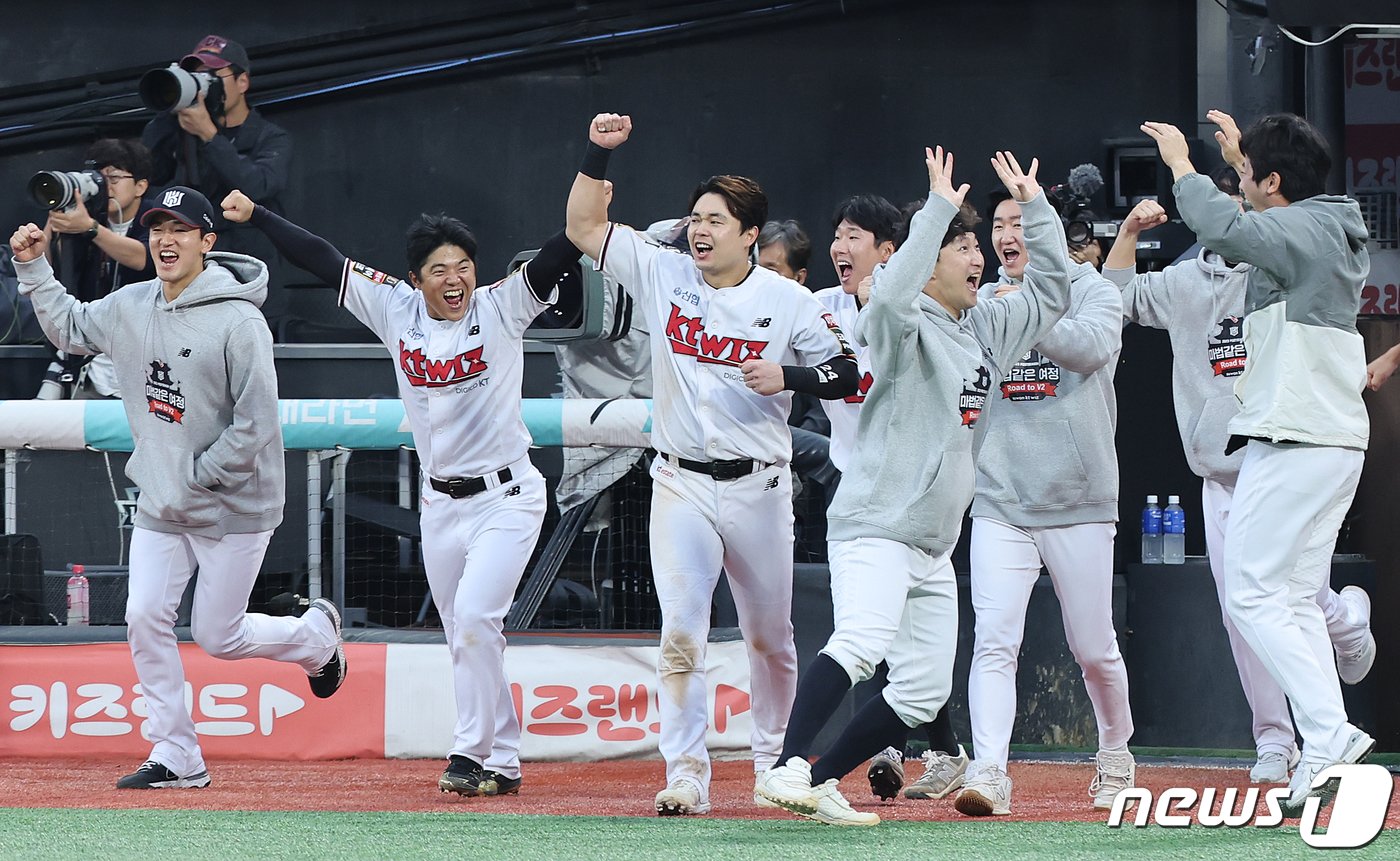 5일 오후 경기도 수원시 장안구 조원동 수원KT위즈파크에서 열린 프로야구 &#39;2023 신한은행 SOL KBO 포스트시즌&#39; 플레이오프 5차전 kt 위즈와 NC 다이노스의 경기를 3대2로 승리를 거두며 한국 시리즈 진출을 확정지은 kt 선수들이 기뻐하고 있다. 2023.11.5/뉴스1 ⓒ News1 이재명 기자