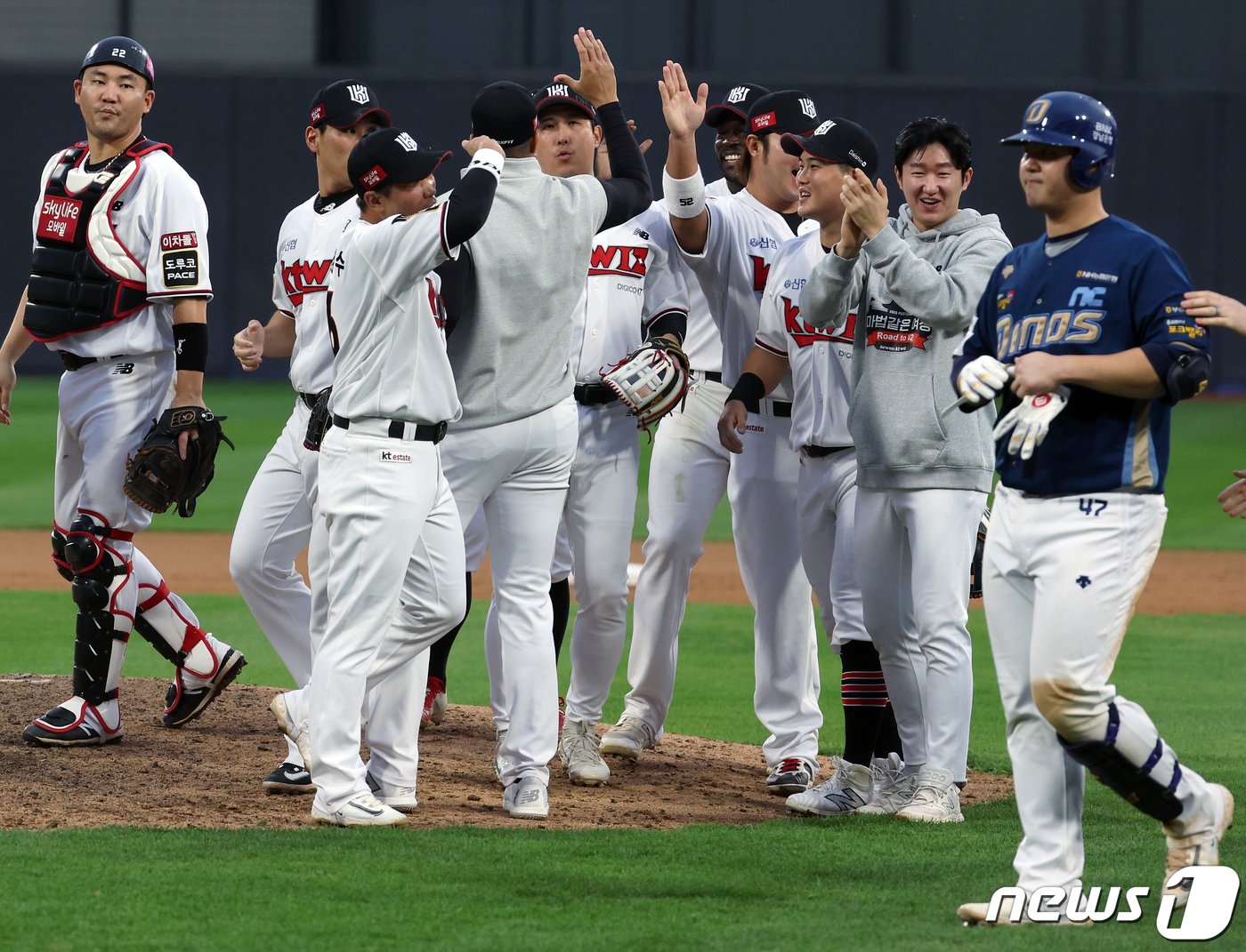 5일 오후 경기도 수원시 장안구 조원동 수원KT위즈파크에서 열린 프로야구 &#39;2023 신한은행 SOL KBO 포스트시즌&#39; 플레이오프 5차전 kt 위즈와 NC 다이노스의 경기에서 승리하며 한국시리즈 진출을 확정지은 kt 선수들이 자축하고 있다. 2023.11.5/뉴스1 ⓒ News1 박정호 기자