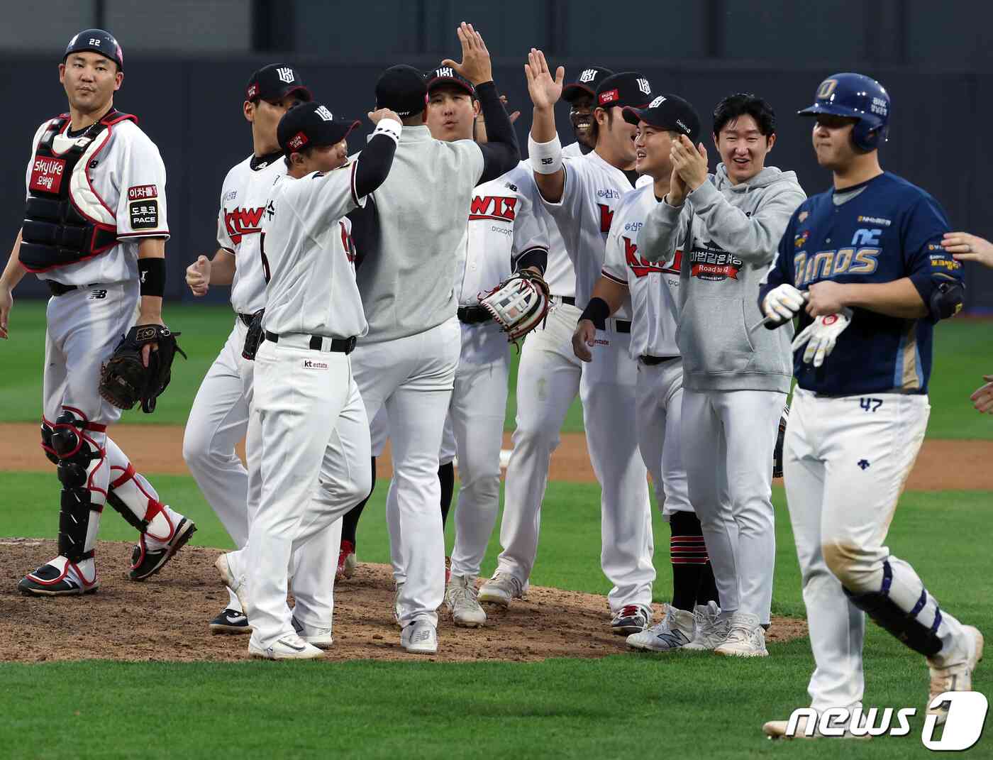 5일 오후 경기도 수원시 장안구 조원동 수원KT위즈파크에서 열린 프로야구 '2023 신한은행 SOL KBO 포스트시즌' 플레이오프 5차전 kt 위즈와 NC 다이노스의 경기에서 승리하며 한국시리즈 진출을 확정지은 kt 선수들이 자축하고 있다. 2023.11.5/뉴스1 © News1 박정호 기자