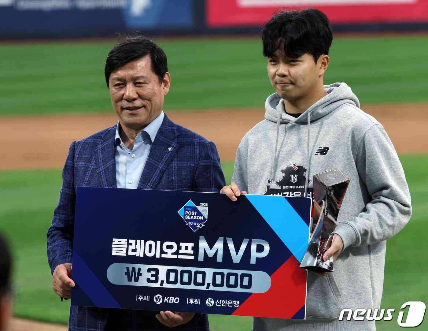 5일 오후 경기도 수원시 장안구 조원동 수원KT위즈파크에서 열린 프로야구 '2023 신한은행 SOL KBO 포스트시즌' 플레이오프 5차전 kt 위즈와 NC 다이노스의 경기에서 승리하며 한국시리즈 진출을 확정지은 kt 손동현이 허구연 KBO 총재에게 플레이오프 MVP 트로피를 받은 뒤 함께 포즈를 취하고 있다. 2023.11.5/뉴스1 © News1 박정호 기자