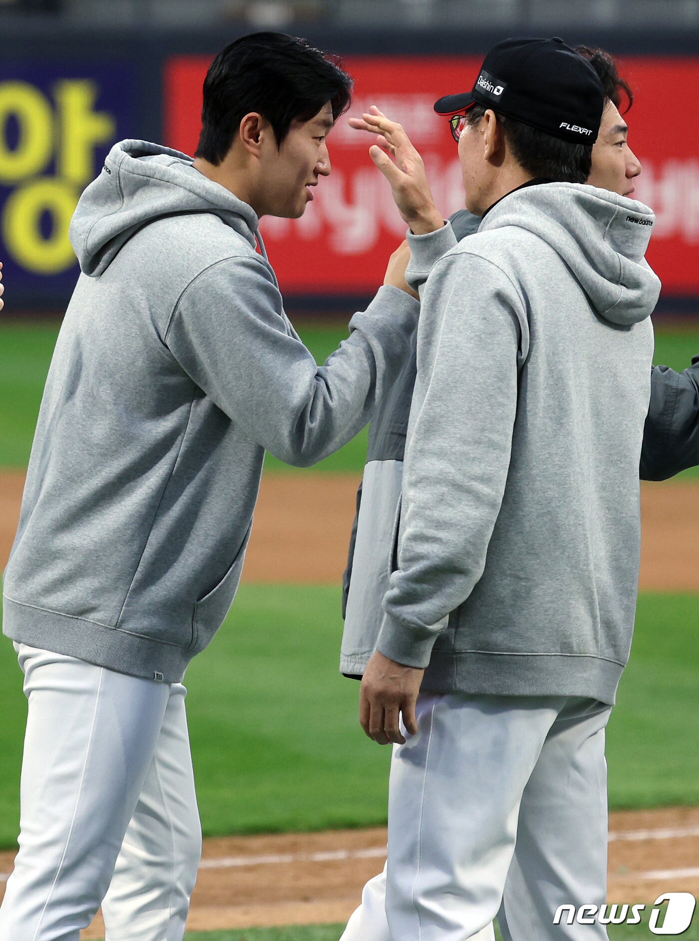 본문 이미지 - 5일 오후 경기도 수원시 장안구 조원동 수원KT위즈파크에서 열린 프로야구 '2023 신한은행 SOL KBO 포스트시즌' 플레이오프 5차전 kt 위즈와 NC 다이노스의 경기에서 승리하며 한국시리즈 진출을 확정지은 kt 이강철 감독이 김민혁을 격려하고 있다. 2023.11.5/뉴스1 ⓒ News1 박정호 기자