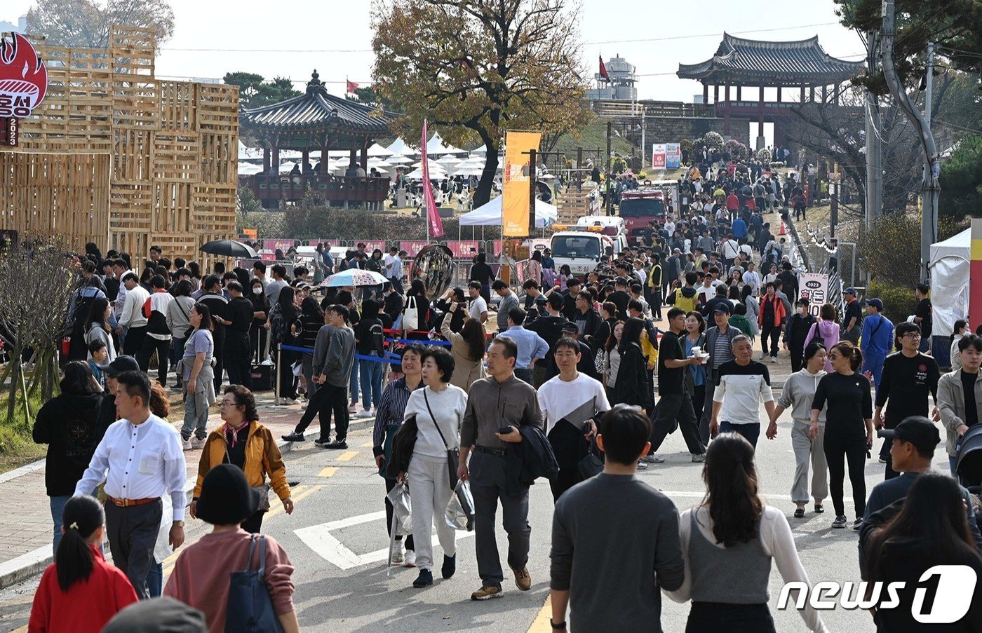 홍성 바베큐 축제장을 찾은 방문객들이 축제가 열리고 있는 홍주읍성 일대를 가득메웠다.&#40;홍성군 제공&#41;/뉴스1