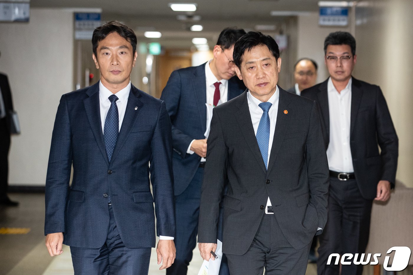 본문 이미지 - 김주현 금융위원장(오른쪽)과 이복현 금융감독원장 2023.11.5/뉴스1 ⓒ News1 유승관 기자