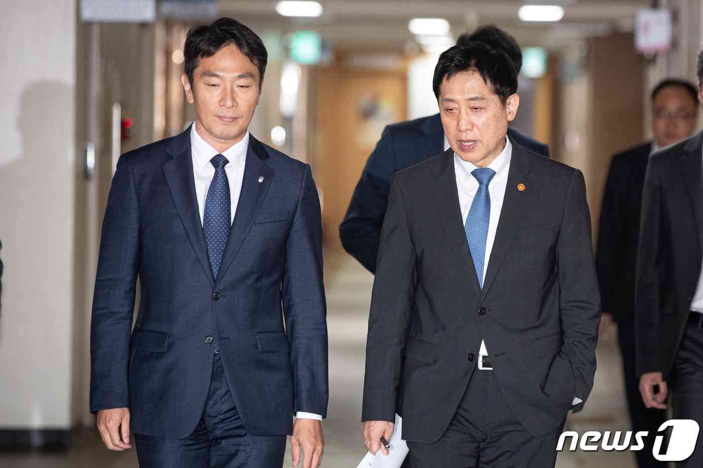 김주현 금융위원장(오른쪽)과 이복현 금융감독원장.© News1 유승관 기자