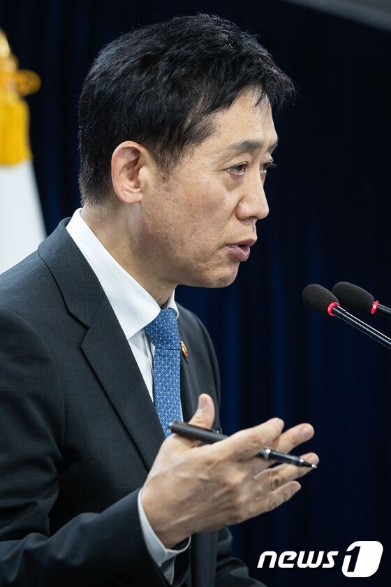 취재진 질문 답하는 김주현 금융위원장