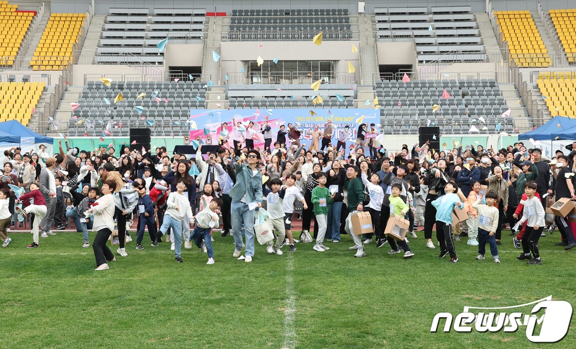 본문 이미지 -  2023 무림페이퍼 KOREAN CUP 종이비행기대회 개최(무림페이퍼 제공) 