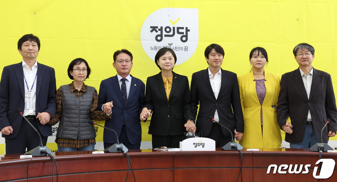 본문 이미지 - 이정미 정의당 대표와 배진교 원내대표 등이 6일 서울 여의도 국회에서 열린 제97차 상무집행위원회를 마치고 기념촬영을 하고 있다. 2023.11.6/뉴스1 ⓒ News1 송원영 기자