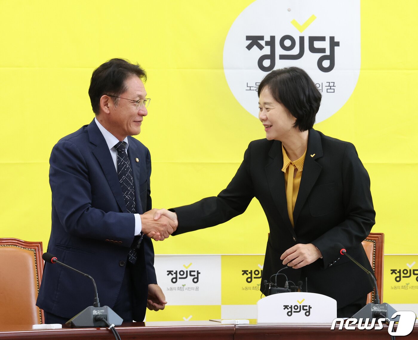 본문 이미지 - 이정미 정의당 대표와 배진교 원내대표가 6일 서울 여의도 국회에서 열린 제97차 상무집행위원회를 마치고 악수를 하고 있다. 2023.11.6/뉴스1 ⓒ News1 송원영 기자