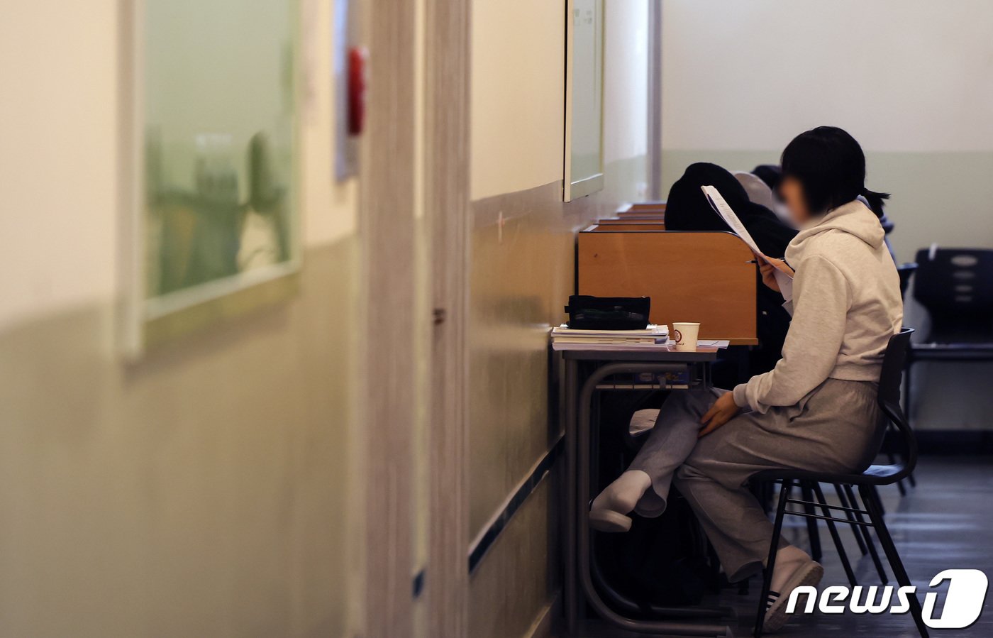본문 이미지 - 2024학년도 대학수학능력시험(수능)이 10일 앞으로 다가온 6일 오전 서울의 한 대입 학원에서 학생들이 공부를 하고 있다. 2023.11.6/뉴스1 ⓒ News1 김민지 기자