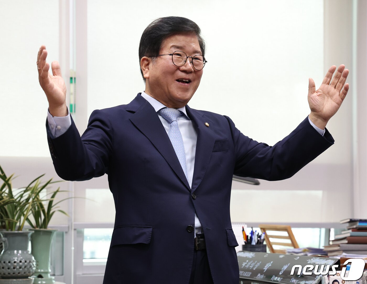 본문 이미지 - 21대 전반기 국회의장을 지낸 6선 박병석 더불어민주당 의원이 6일 서울 여의도 국회 의원회관에서 열린 22대 총선 불출마 선언 기자회견에서 취재진과 대화를 하고 있다. 2023.11.6/뉴스1 ⓒ News1 송원영 기자