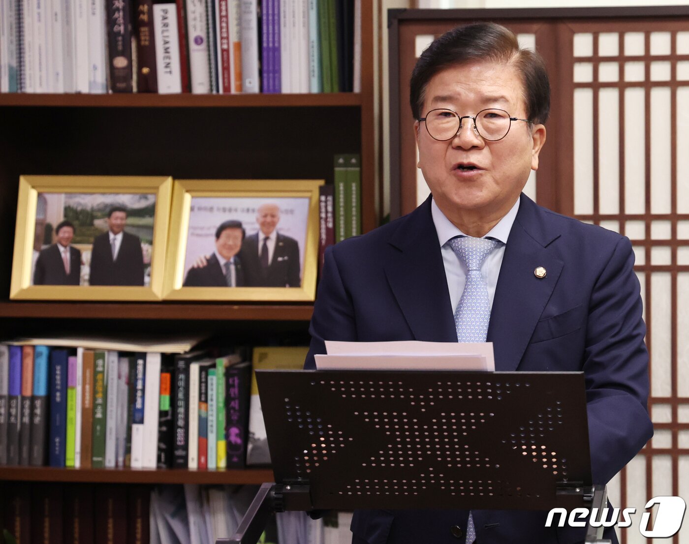 본문 이미지 - 21대 전반기 국회의장을 지낸 6선 박병석 더불어민주당 의원이 6일 서울 여의도 국회 의원회관에서 22대 총선 불출마 선언 기자회견을 하고 있다. 2023.11.6/뉴스1 ⓒ News1 송원영 기자