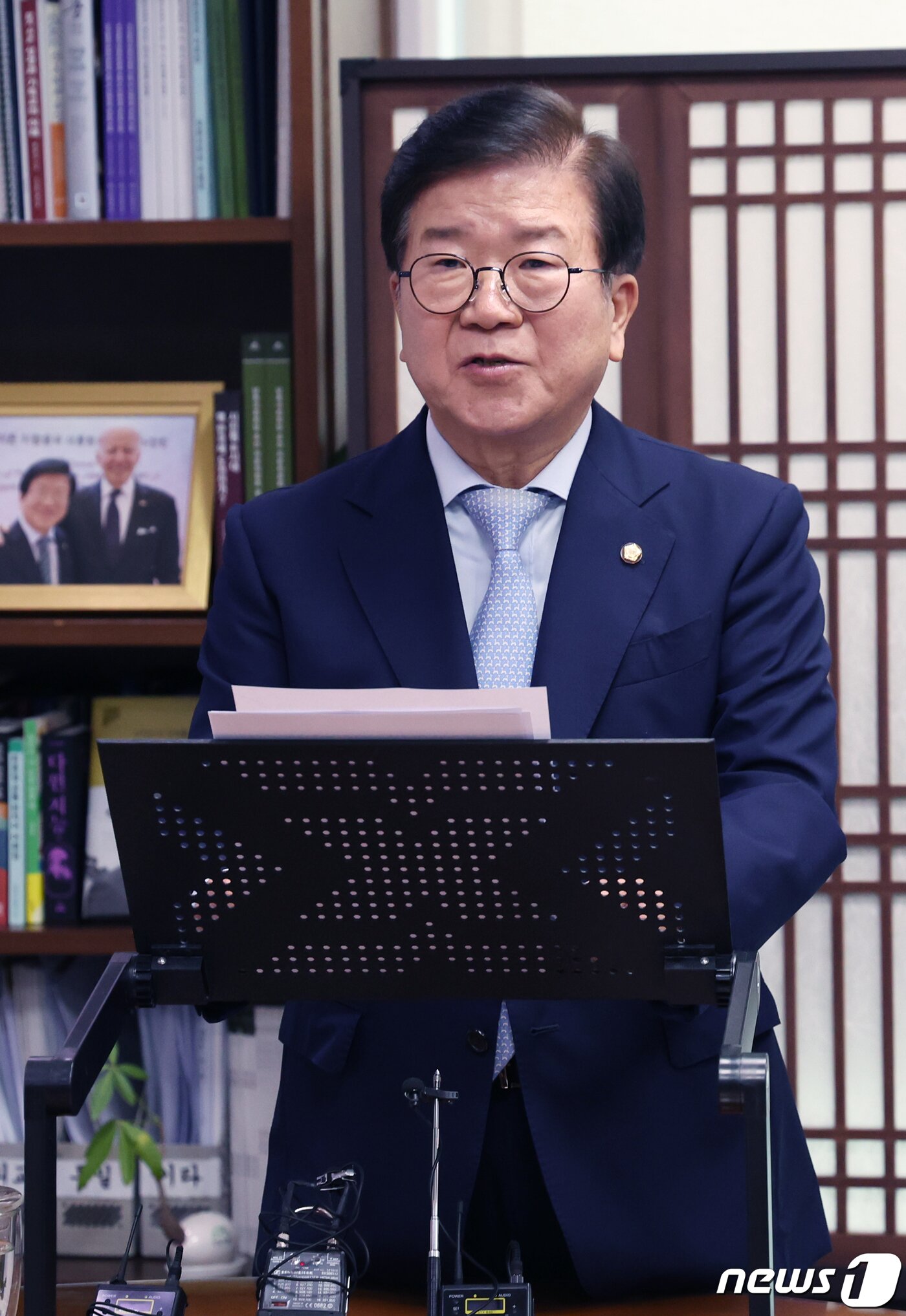 본문 이미지 - 21대 전반기 국회의장을 지낸 6선 박병석 더불어민주당 의원이 6일 서울 여의도 국회 의원회관에서 22대 총선 불출마 선언 기자회견을 하고 있다. 2023.11.6/뉴스1 ⓒ News1 송원영 기자